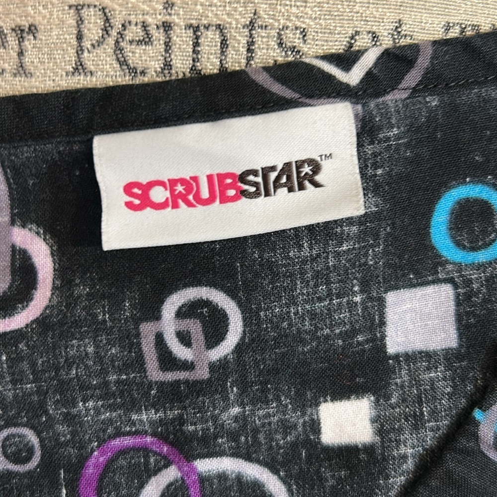 Geometric Pattern Scrub Top - Picture 8 of 8